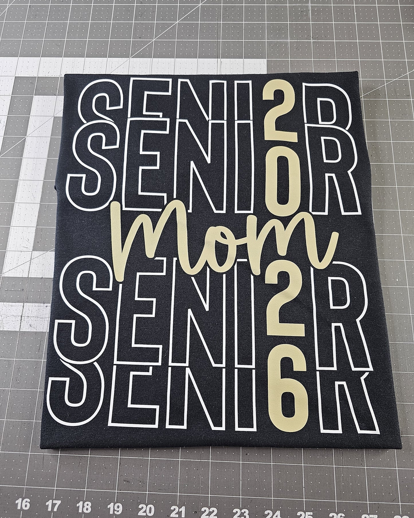 Senior Mom 2026- Flashes- Black Gildan Shirt